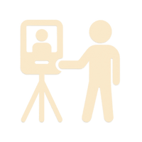 Fotobúdka Trnava – obsluha pomáha hosťom pri fotení