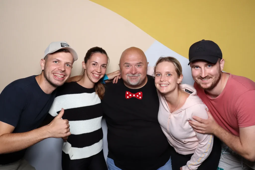Fotobúdka v Trnave – kolegovia sa fotia na firemnej akcii