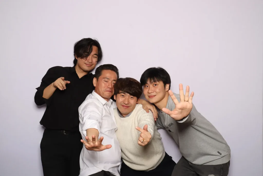 Fotobúdka v Trnave – kolegovia na firemnej akcii v skupinovej fotke