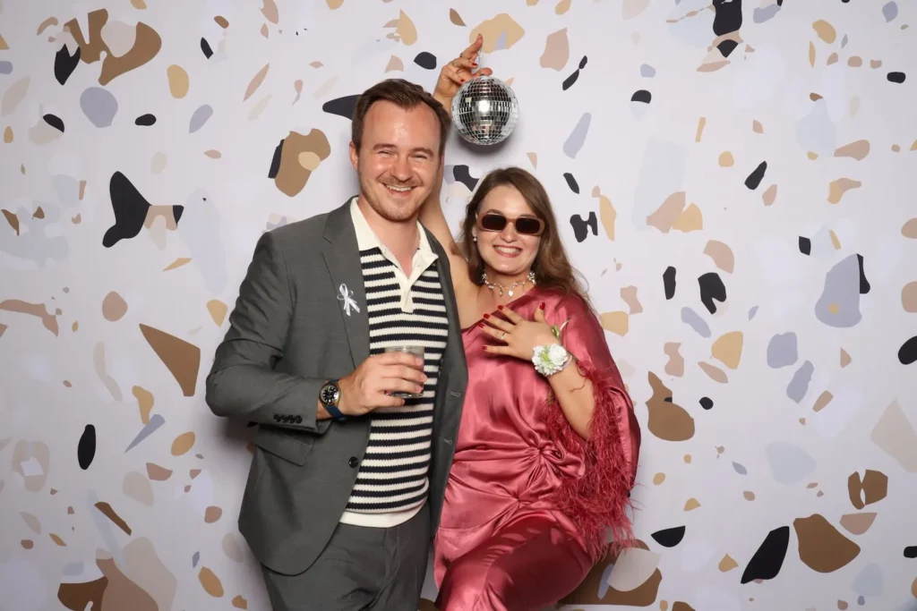 Fotobúdka v Trnave – pár na párty s disco atmosférou