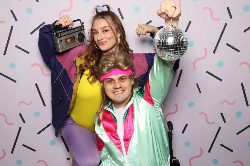 Fotobúdka v Trnave – retro pár s boomboxom a rekvizitami