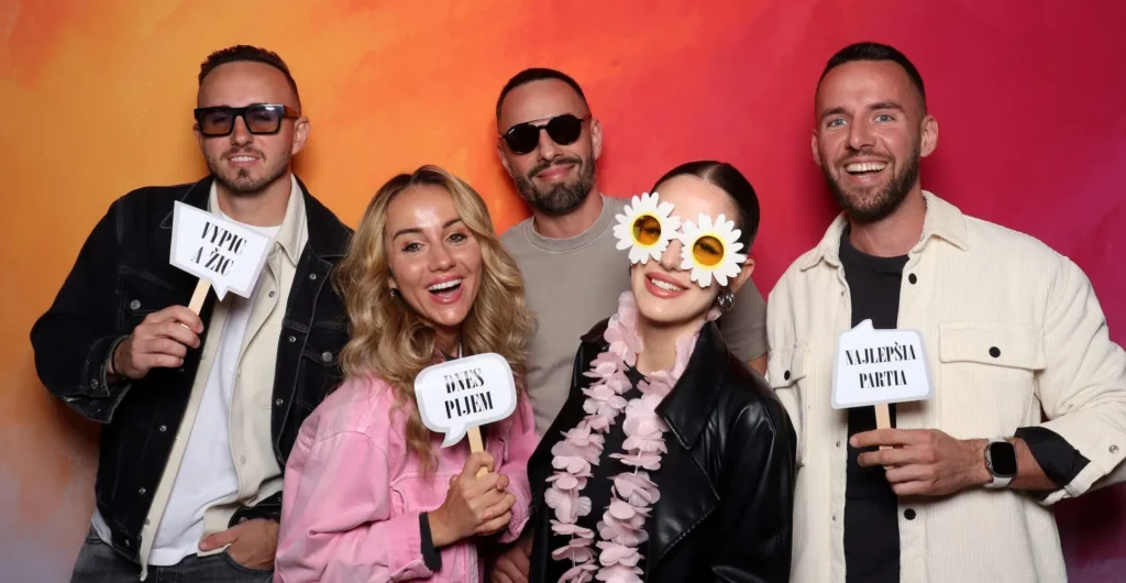 Fotobúdka v Trnave – skupina hostí s vtipnými okuliarmi a rekvizitami