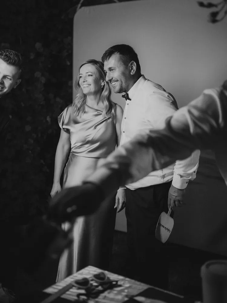 Fotobúdka Trnava – svadobný pár na čiernobielej fotke