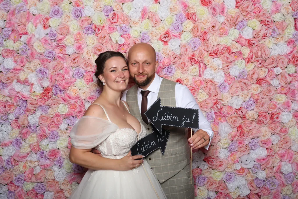 Fotobúdka na svadbe v Trnave – pár pred ružovou fotostenou