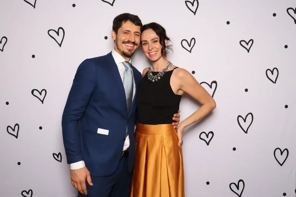 Fotobúdka na svadbe v Trnave – pár pred pozadím so srdcami