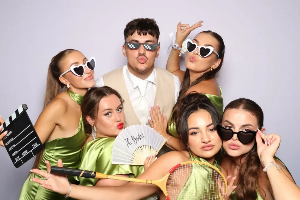 Fotobúdka na svadbe v Trnave – elegantná skupina hostí