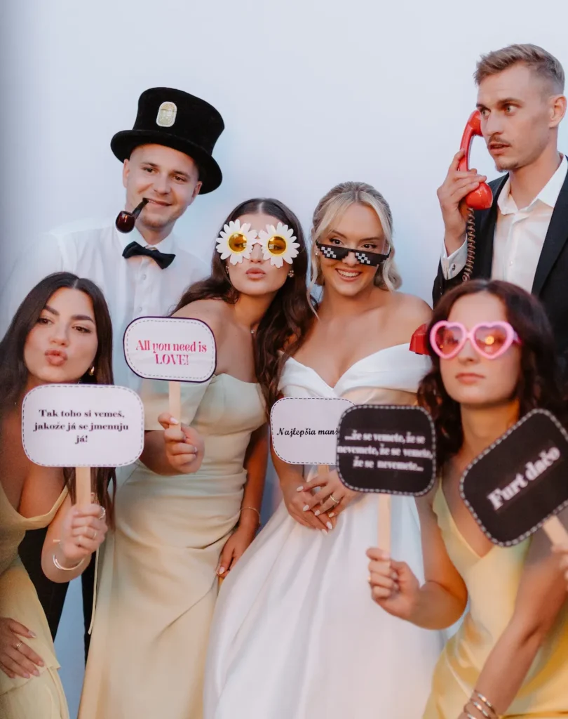 Fotobúdka Trnava – svadobná skupina hostí s vtipnými rekvizitami