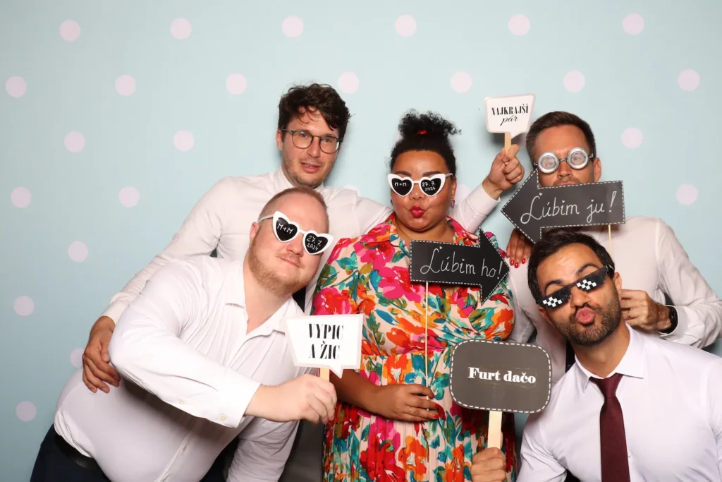 Fotobúdka na svadbe v Trnave – štvorica hostí s vtipnými okuliarmi