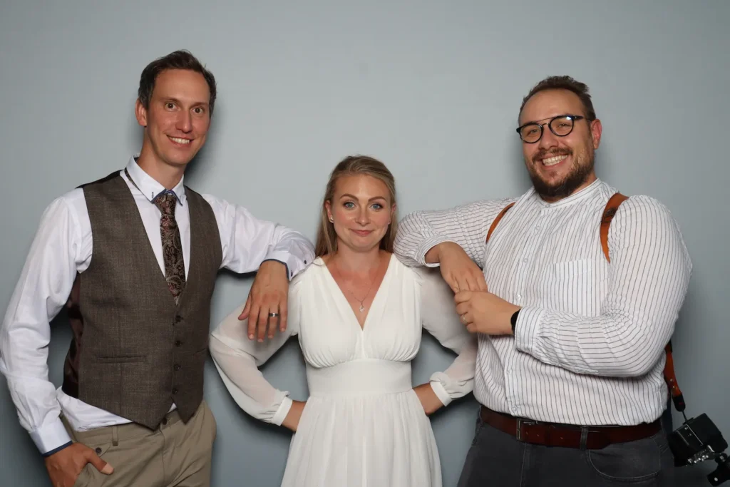 Fotobúdka na svadbe v Trnave – skupinová fotka hostí s fotografom